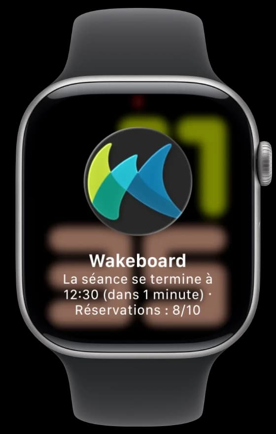 Une notification sur la montre : Wakeboard, la séance se termine à 12:30, dans 1 minute, réservations : 8/10